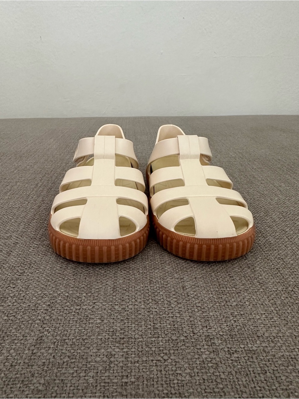 9.5-10C . Unisex . Igor Kids: Nico Caramelo Sandals